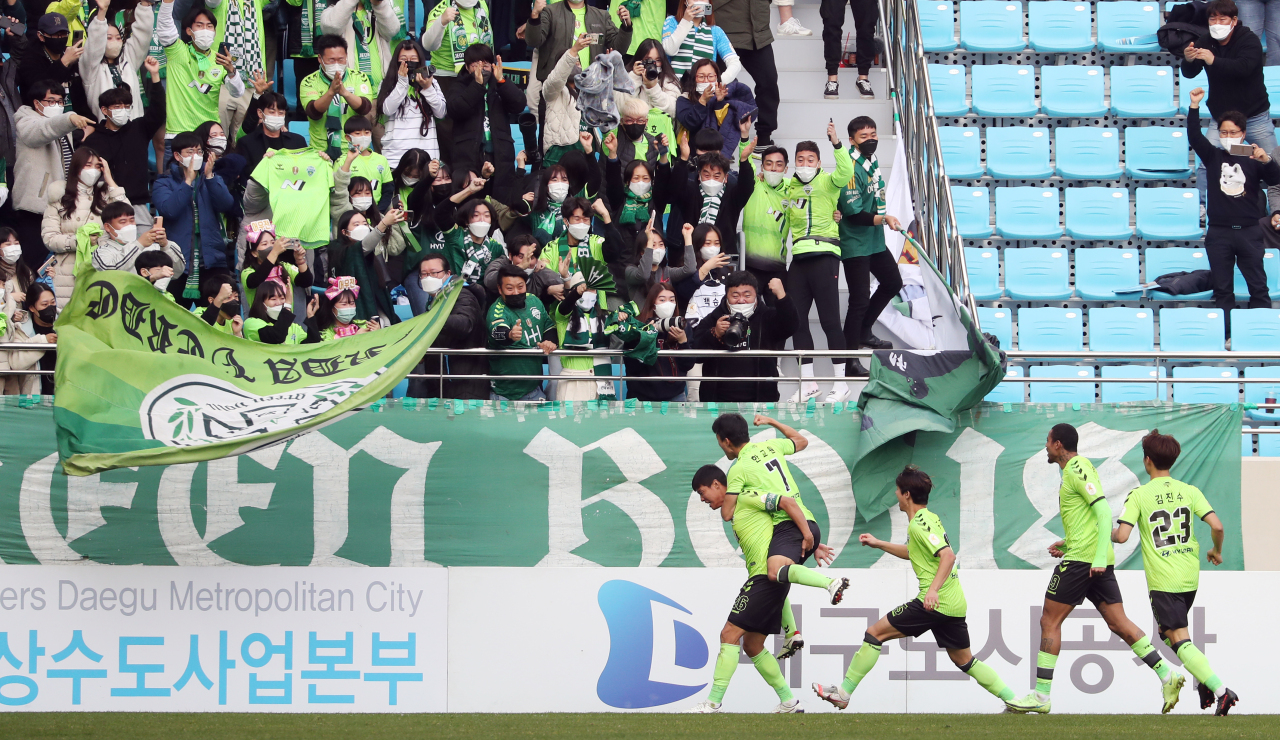 Jeonbuk Hyundai Motors' Hong Jeong-ho scores a goal on Sunday at DGB Daegu Bank Park in Daegu, some 300 kilometers southeast of Seoul. (Yonhap)