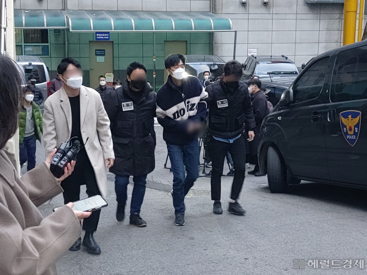 전 여자친구를 장기간 스토킹한 끝에 살해한 혐의를 받는 김병찬이 29일 검찰에 송치되기 위해 서울 남대문경찰서 유치장을 나서고 있다. 김희량 기자