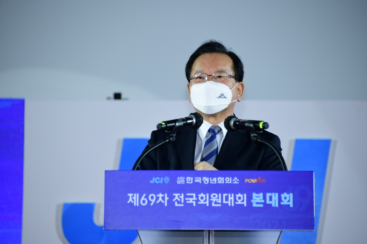 김부겸 국무총리가 27일 부산 영화의전당 야외무대에서 열린 한국JC 제69차 전국회원대회에 참석, 축사를 하고 있다. [한국JC 제공]