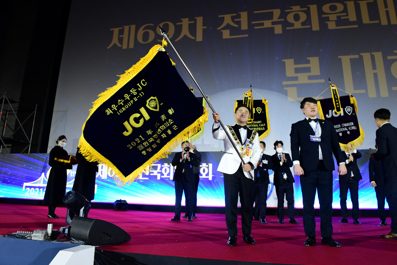 차봉근 한국청년회의소(JC) 중앙회장이 27일 부산 영화의전당 야외무대에서 열린 한국JC 제69차 전국회원대회에서 JC 깃발을 들어보이고 있다. [한국JC 제공]