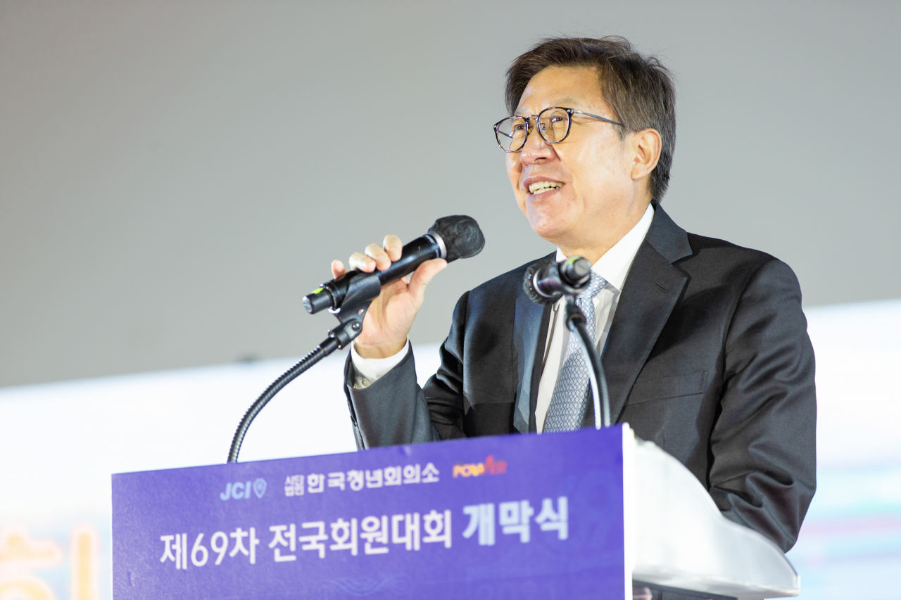 박형준 부산시장이 26일 저녁 한국청년회의소(JC) 전국회원대회 개막식이 열리는 영화의전당 야외무대를 찾아 축사를 하고 있다. [한국JC 제공]