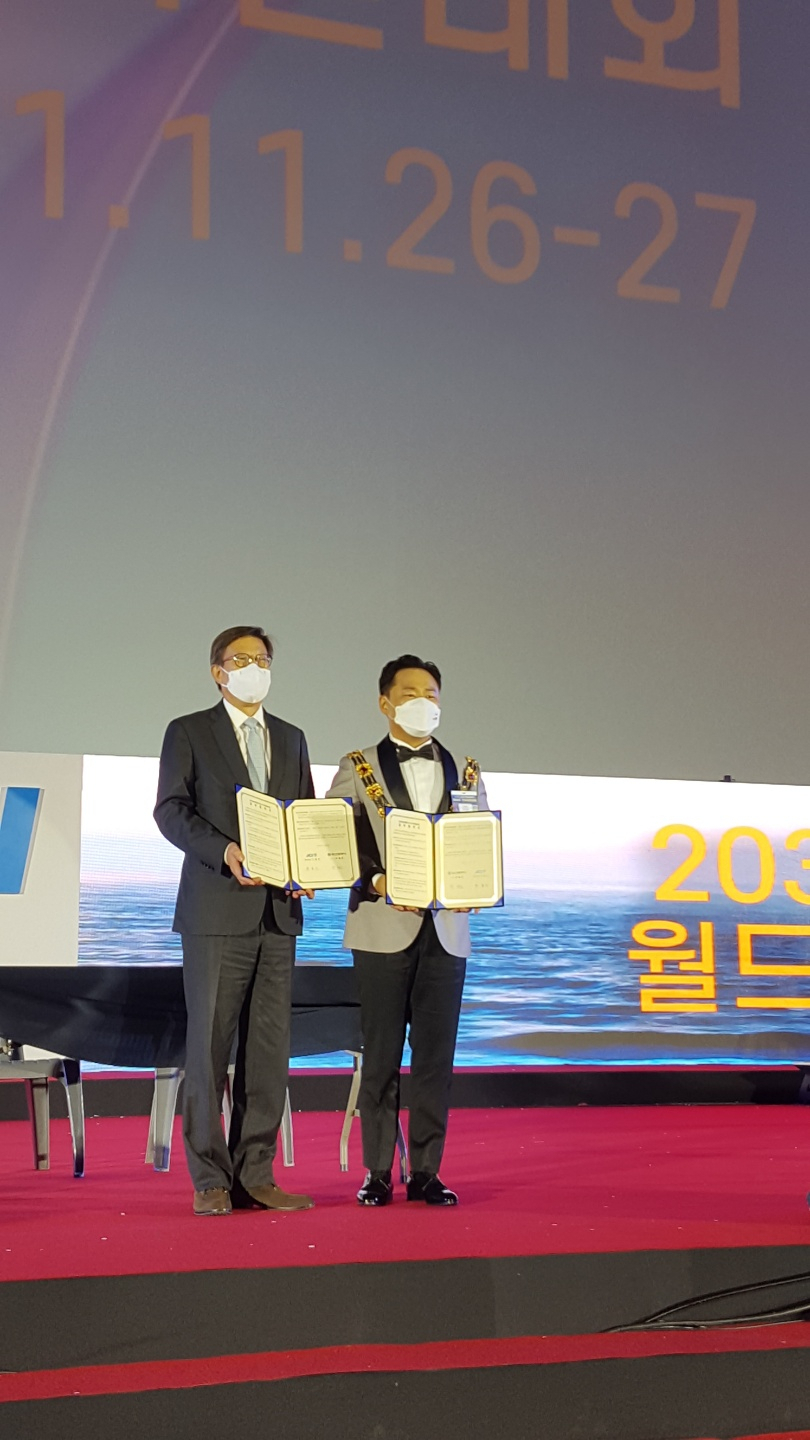박형준 부산시장과 한국JC 차봉근 중앙회장이 ‘2030세계박람회 부산유치’ 홍보 상호협약을 체결했다. 윤정희 기자