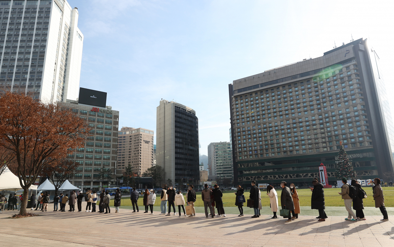 28일 오후 서울광장에 설치된 임시 선별진료소 앞에서 시민들이 신종 코로나바이러스 감염증(코로나19) 검사를 받기 위해 기다리고 있다. [연합]