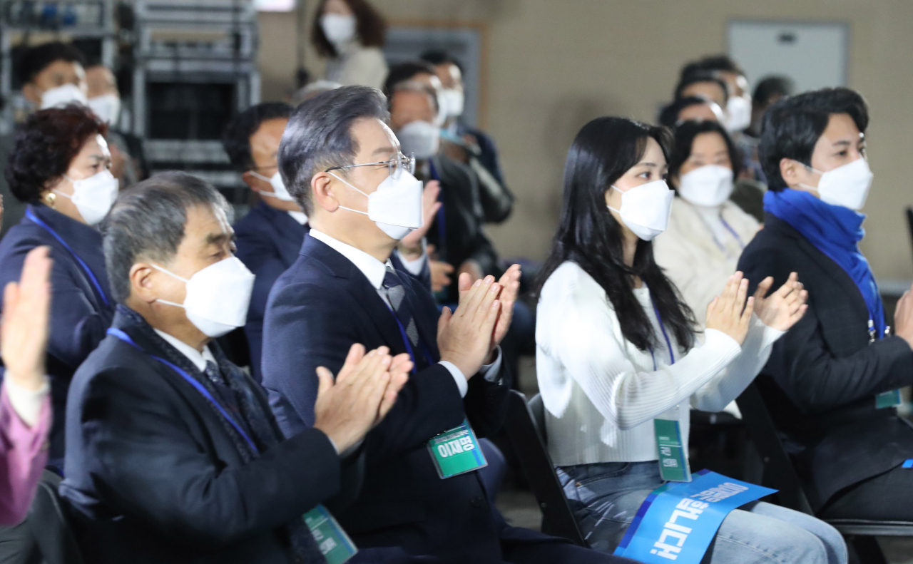 이재명 더불어민주당 대선 후보가 29일 광주시 서구 김대중컨벤션센터에서 열린 전국민 선대위회의에서 참석자 발언을 듣고 박수치고 있다. [연합]