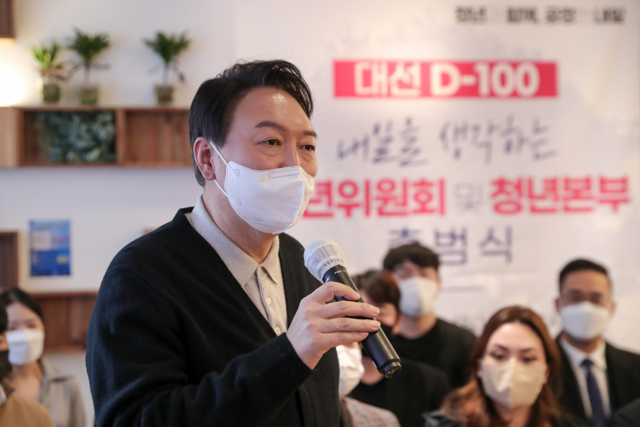윤석열 국민의힘 대선 후보가 지난 28일 오후 서울 여의도 하우스 카페에서 열린 ‘대선 D-100, 내일을 생각하는 청년위원회 및 청년본부 출범식’에서 발언하고 있다. [연합]