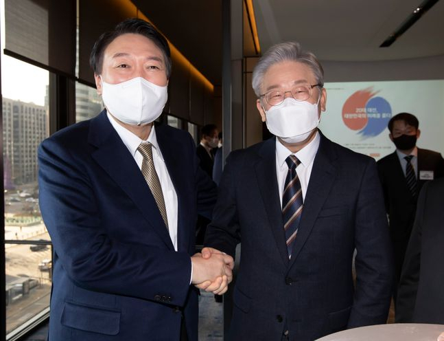 이재명 더불어민주당 대선 후보(오른쪽)와 윤석열 국민의힘 대선 후보가 24일 오전 서울 종로구 포시즌스 호텔에서 중앙일보 주최로 열린 ‘2021 중앙포럼’에 참석해 인사하고 있다. [국회사진취재단]