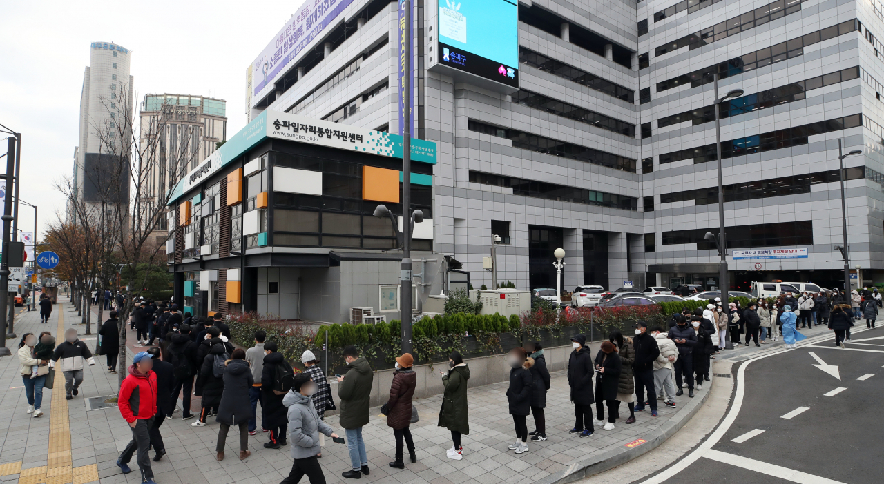 코로나19 신규 확진자 수가 3309명을 기록, 휴일임에도 3000명대를 보인 29일 서울 송파구 보건소 선별진료소에서 시민들이 검사를 기다리고 있다. 이에 소상공인 손실보상에 필요한 재원이 눈덩이처럼 불어날 가능성이 생겼다. 코로나19 재확산 공포가 커지면서 사회적 거리두기를 다시 강화해야 한다는 목소리가 나오고 있기 때문이다. 이미 초과세수의 초과세수까지 손실보상과 지원을 위해 투입한 상황에서 끝없는 재정부담이 우려된다. [연합]
