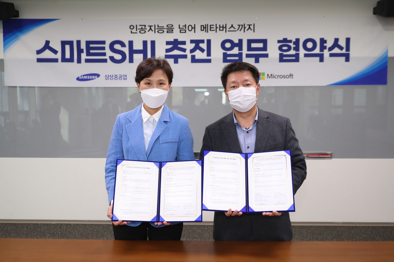 삼성중공업 디지털 전환 전략 ‘스마트 SHI(Smart Samsung Heavy Industries)’ 추진 업무 협약을 체결한 배진한 삼성중공업 경영지원실장(사진 오른쪽)과 이지은 한국 마이크로소프트 대표. [삼성중공업 제공]