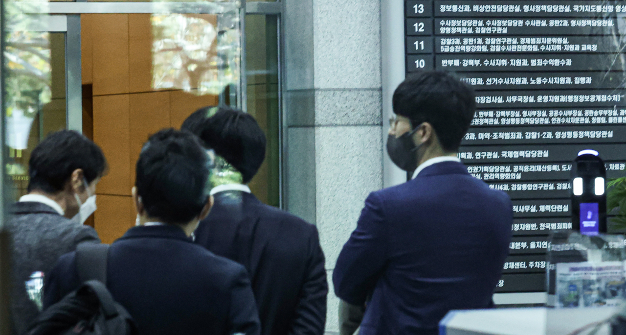 고위공직자 범죄수사처(공수처) 수사 관계자들이 지난 26일 오전 서울 서초구 대검찰청에서 ‘이성윤 서울고검장 공소장 유출 의혹’과 관련한 서버 압수수색을 위해 해당 사무실로 이동하고 있다. [연합]