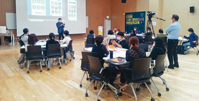 고령층 디지털 소외 계층에 스마트기기 활용법을 강의할 ‘디지털세대이음단’이 교육을 받고 있다. [서울시 제공]