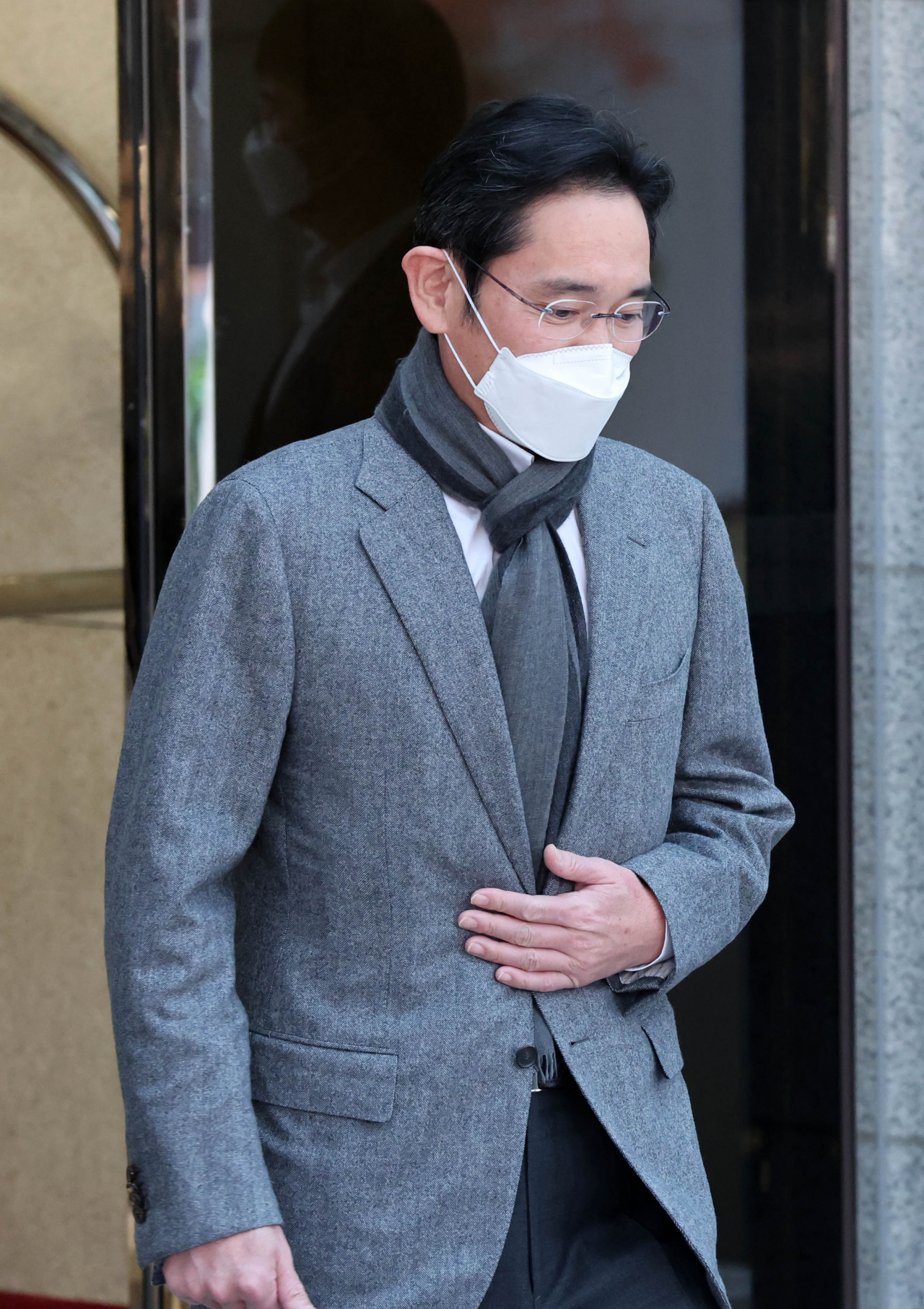 삼성전자가 29일 직급별 표준 체류기간 폐지 등을 골자로 하는 인사제도 개편안을 발표했다. 사진은 지난 24일 인천국제공항을 통해 미국 출장에서 귀국하고 있는 이재용 삼성전자 부회장. [연합]