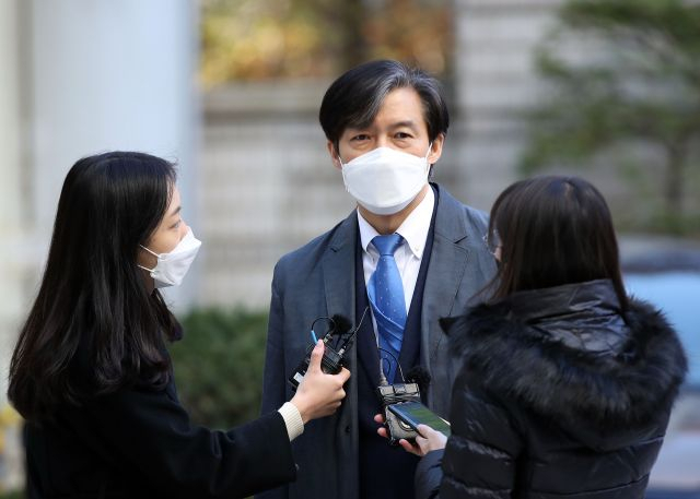 조국 전 법무부 장관이 지난 26일 오전 서울 서초구 서울중앙지법에서 열린 1심 공판에 출석하기 위해 법정으로 향하고 있다. 조 전 장관은 자녀 입시비리와 사모펀드 의혹 등으로 재판에 넘겨졌다. [연합]