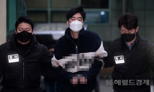 경찰의 신변보호를 받던 전 여자친구를 1년간 스토킹한 끝에 살해한 혐의를 받는 김병찬이 지난달 29일 오전 검찰에 송치되기 위해 서울 남대문경찰서 유치장을 나서고 있다. 박해묵 기자