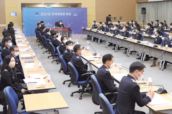 임재현(가운데) 관세청장이 29일 정부대전청사에서 진행된 전국세관장회의를 주재하고 있다. [관세청 제공]