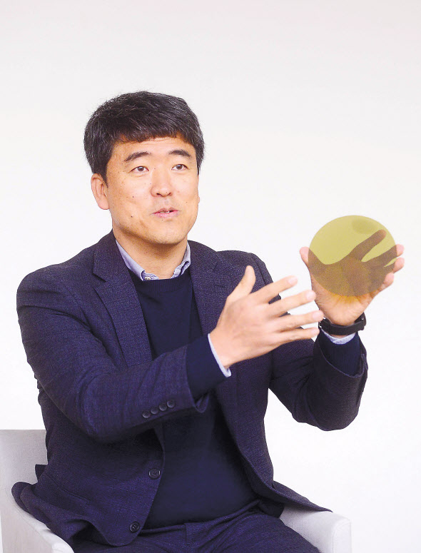 구갑렬 쎄닉 대표이사는 SiC 반도체 웨이퍼의 국내 자체 생산을 통해 ‘메이드 인 코리아’ 얼라이언스를 구축할 것이라고 밝혔다. 23일 오후 서울시 용산구 헤럴드스퀘어에서 구갑렬 쎄닉 대표가 본지와 인터뷰를 하고 있다.이상섭 기자