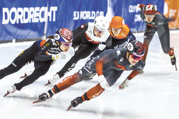 최민정(왼쪽)이 쇼트트랙 월드컵 4차대회 1000m 결승에서 역주하고 있다. [EPA]