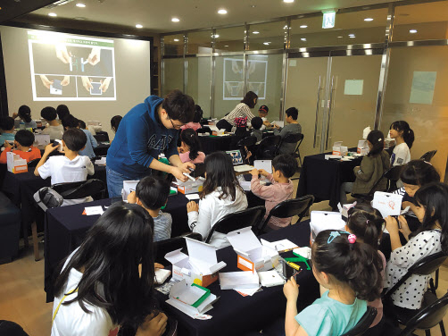 포스코건설 직원들이 입주민을 대상으로 블루엣 큐레이팅서비스를 하고 있다. [포스코건설 제공]
