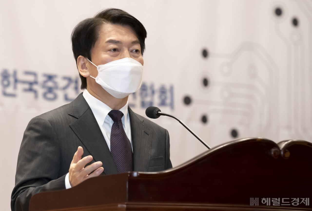 안철수 국민의당 대선 후보가 29일 서울 여의도 국회 의원회관에서 열린 ‘미·중 패권 전쟁 중, 대한민국의 전략은? - 과학기술패권국가’ 토론회에서 축사를 하고 있다. 이상섭 기자