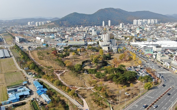 구 광양역사 폐선부지에 미세먼지 차단숲이 조성돼 있다.