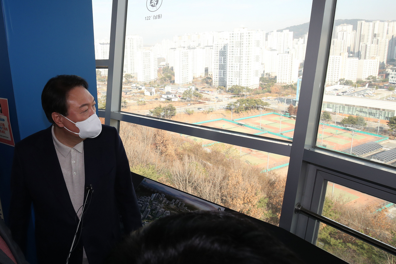 윤석열 국민의힘 대선 후보가 29일 오후 세종시 밀마루 전망대를 방문해 김병준 상임선대위원장과 함께 행정중심복합도시 전경을 바라보고 있다. [연합]
