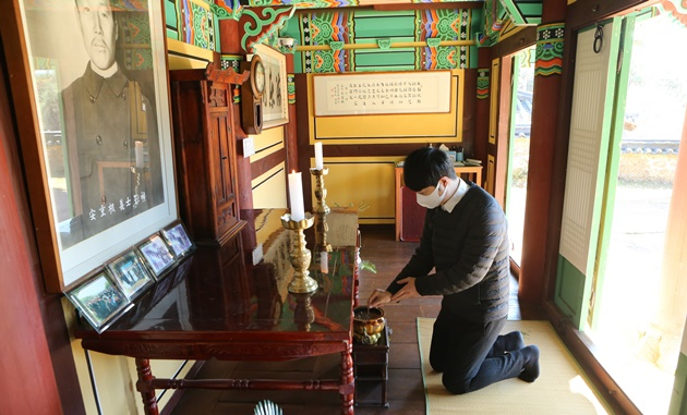 가수 안성준이 해동사에 들러 안중근 의사 영정에 참배하고 있다. [장흥군 제공]
