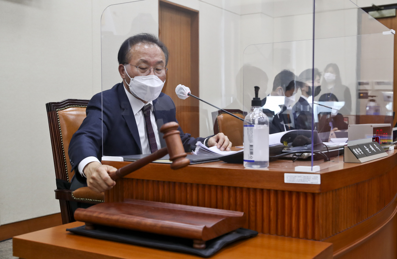 윤재옥 국회 정무위원장이 29일 서울 여의도 국회에서 열린 정무위원회 전체회의에서 의사봉을 두드리고 있다. [헤럴드경제=이상섭 기자]