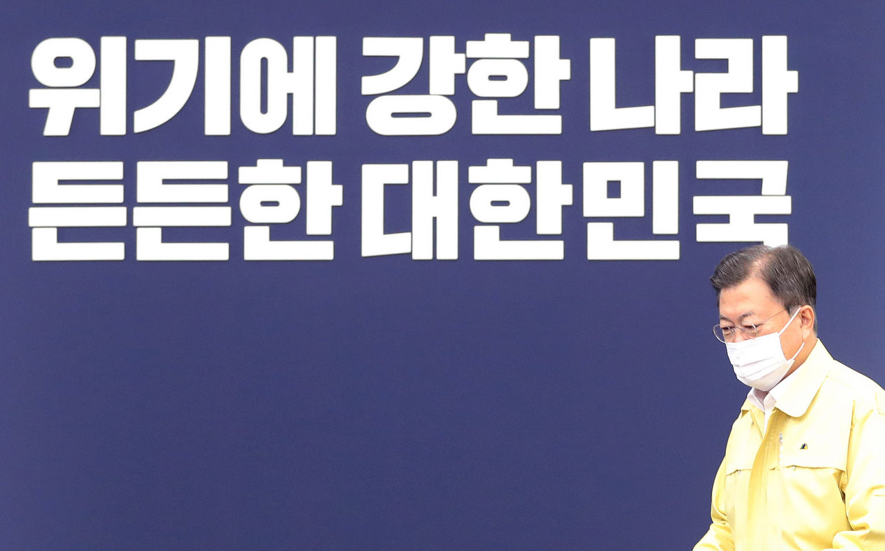 문재인 대통령이 29일 청와대 여민관에서 열린 코로나19 대응 특별방역점검회의에 입장하고 있다. [연합]