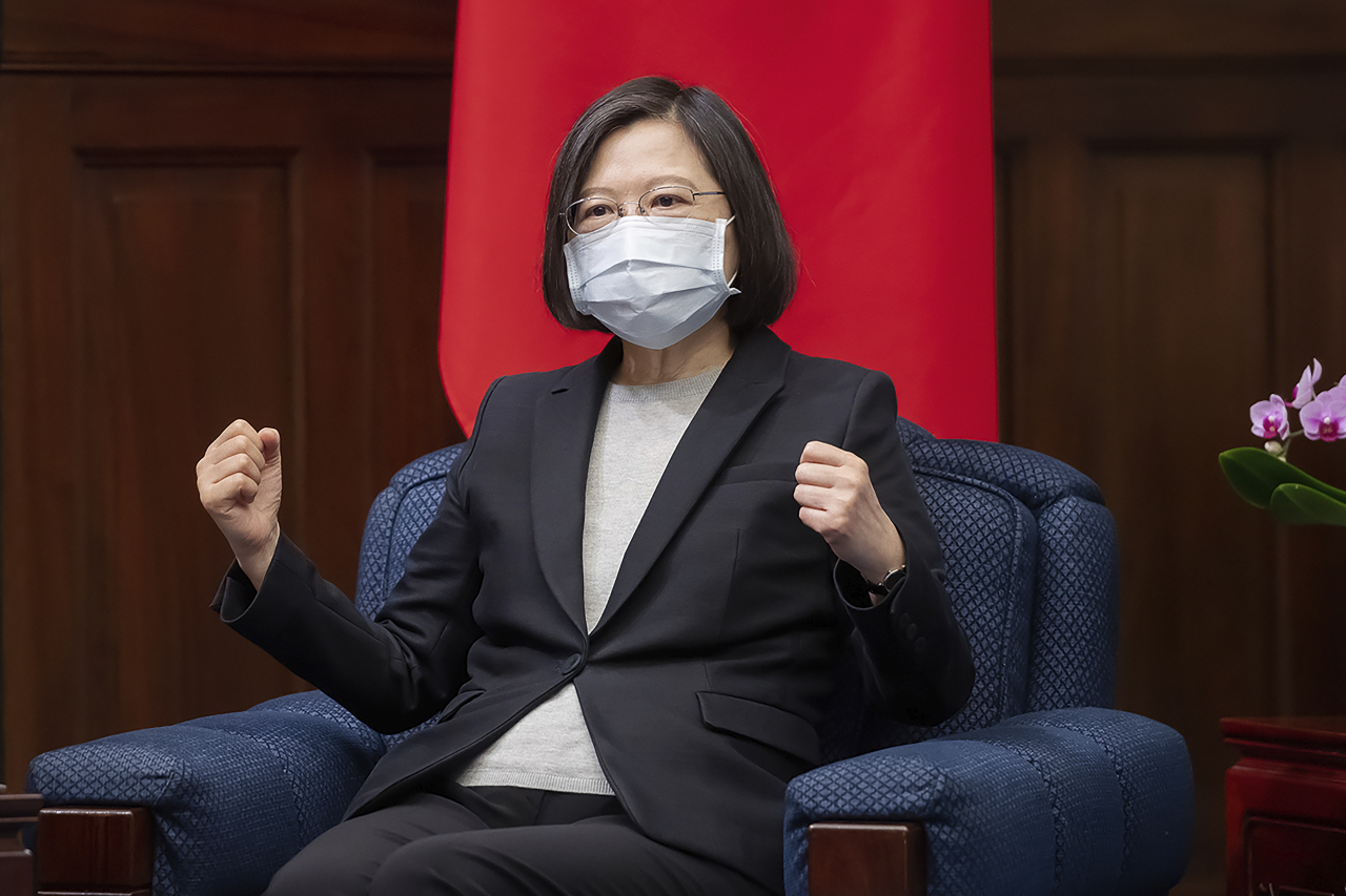 차이잉원(蔡英文) 대만 총통이 29일 발트3국 의원대표단과 만나 이야기를 나누고 있다. [AP]