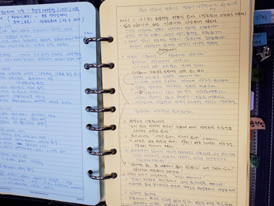 순천시민 책 쓰기 운동에 시청 공무원 100여명이 동참한 가운데 이기정 총무과장이 자서전을 쓰기 위해 평소 틈틈이 메모해 둔 노트를 펼쳐 보이고 있다.