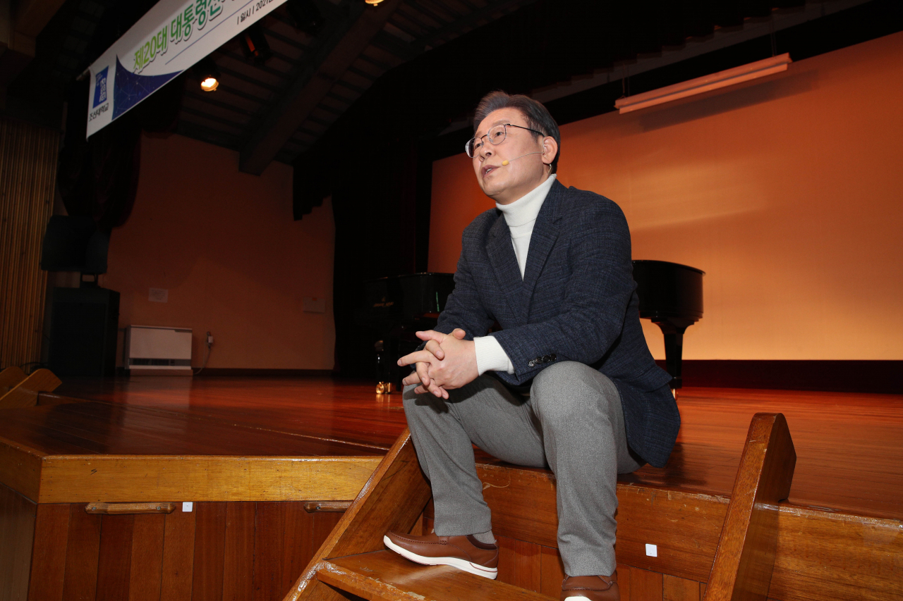 더불어민주당 이재명 대선후보가 29일 광주시 동구 조선대학교 사회과학대에서 열린 광주 대학생들과의 대화에서 참석자들과 대화하고 있다. 연합뉴스