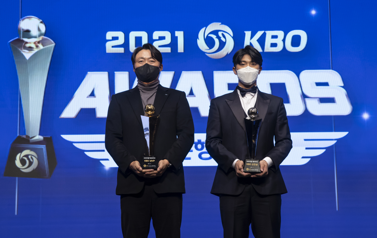 29일 오후 서울 임피리얼팰리스호텔에서 열린 2021 신한은행 쏠(SOL) KBO 시상식이 끝난 후 정규시즌 최우수선수(MVP)에 선정된 두산 미란다를 대신해 대리 수상한 배영수 코치(왼쪽)와 신인상을 수상한 기아 이의리가 기념촬영을 하고 있다. 연합뉴스