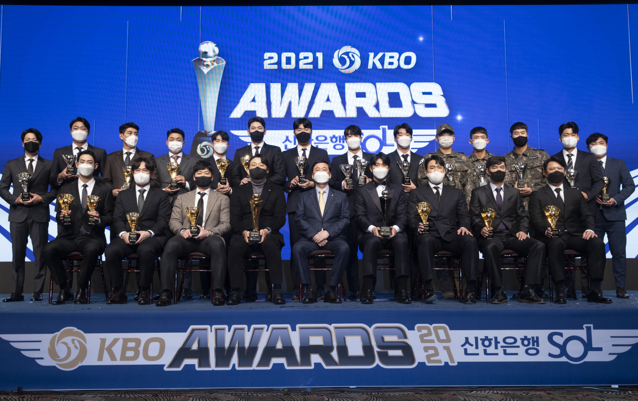 29일 오후 서울 임피리얼팰리스호텔에서 열린 2021 신한은행 쏠(SOL) KBO 시상식에서 수상자들이 기념촬영을 하고 있다. 연합뉴스