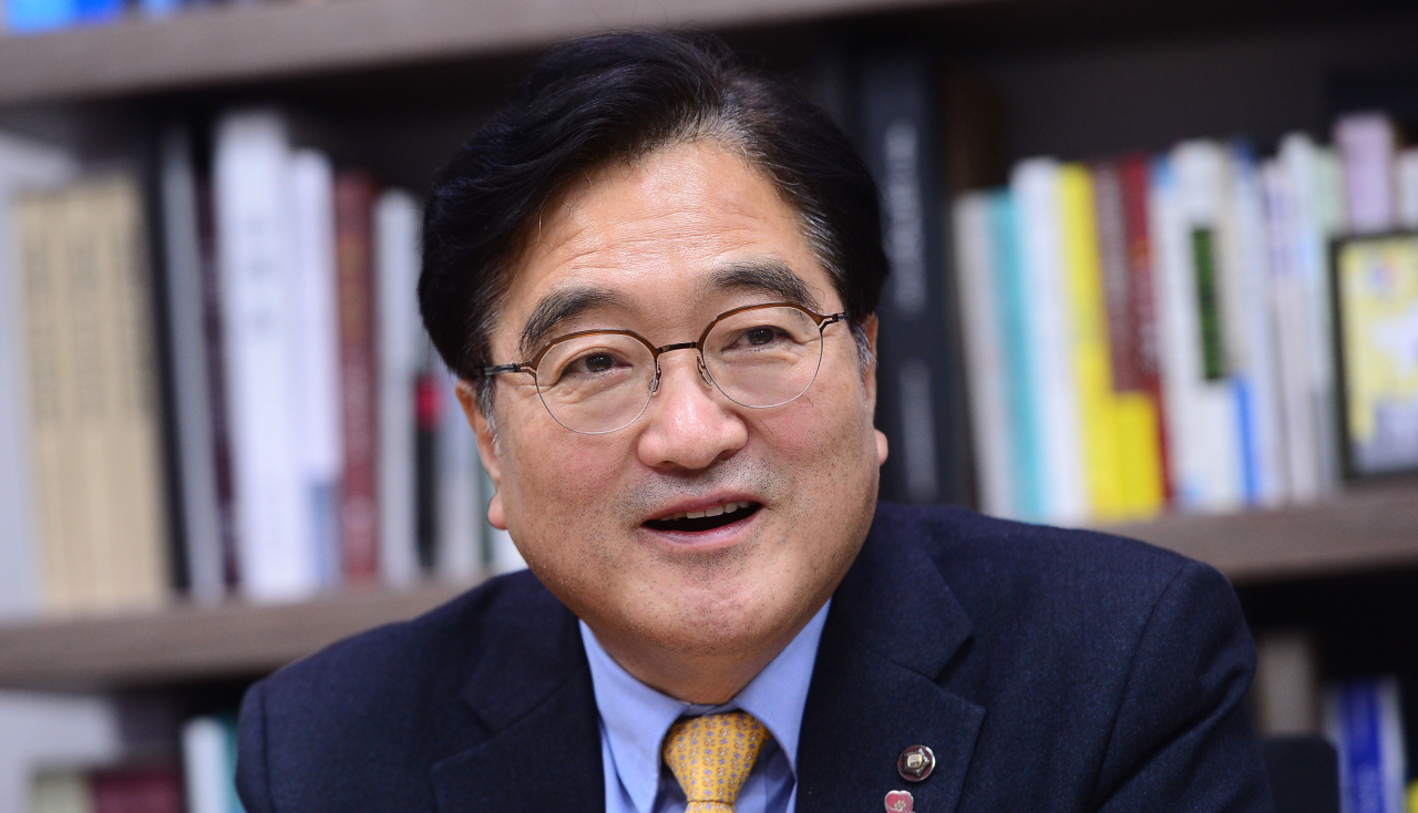 25일 오후 서울 여의도 국회의원회관에서 더불어민주당 우원식 의원이 본지와 인터뷰를 하고 있다. 이상섭 기자