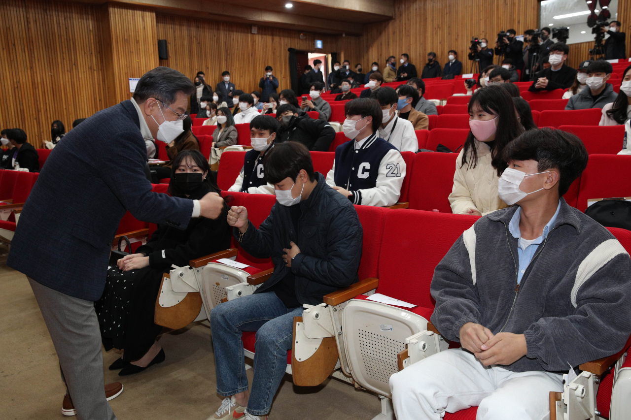 이재명 더불어민주당 대선후보가 29일 광주시 동구 조선대학교 사회과학대에서 열린 광주 대학생들과의 대화에 참석하며 대학생들과 인사하고 있다. [연합]
