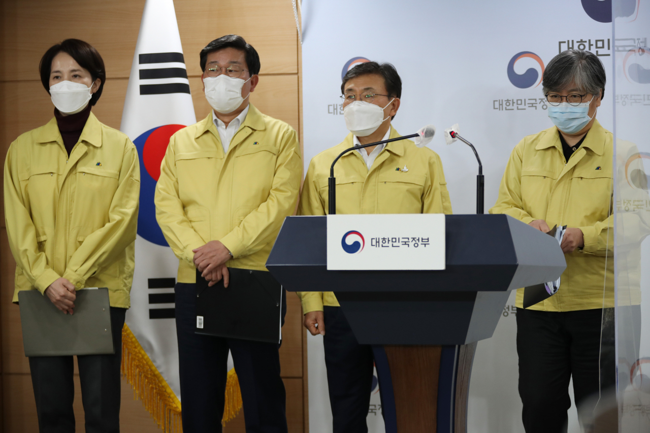유은혜 사회부총리 겸 교육부 장관(왼쪽부터), 전해철 행정안전부 장관, 권덕철 보건복지부 장관, 정은경 질병관리청장이 29일 오후 문재인 대통령 주재로 열린 신종 코로나바이러스 감염증(코로나19) 특별방역점검회의를 마친 뒤 관계부처 합동 브리핑을 위해 대기하고 있다.[연합]