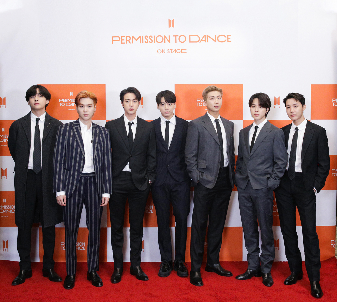 그룹 방탄소년단(BTS)이 28일(현지시간) 미국 로스앤젤레스(LA) 소파이 스타디움에서 열린 'BTS 퍼미션 투 댄스 온 스테이지 - LA' 개최 기념 기자간담회에서 기념 촬영하고 있다. [빅히트뮤직 제공]