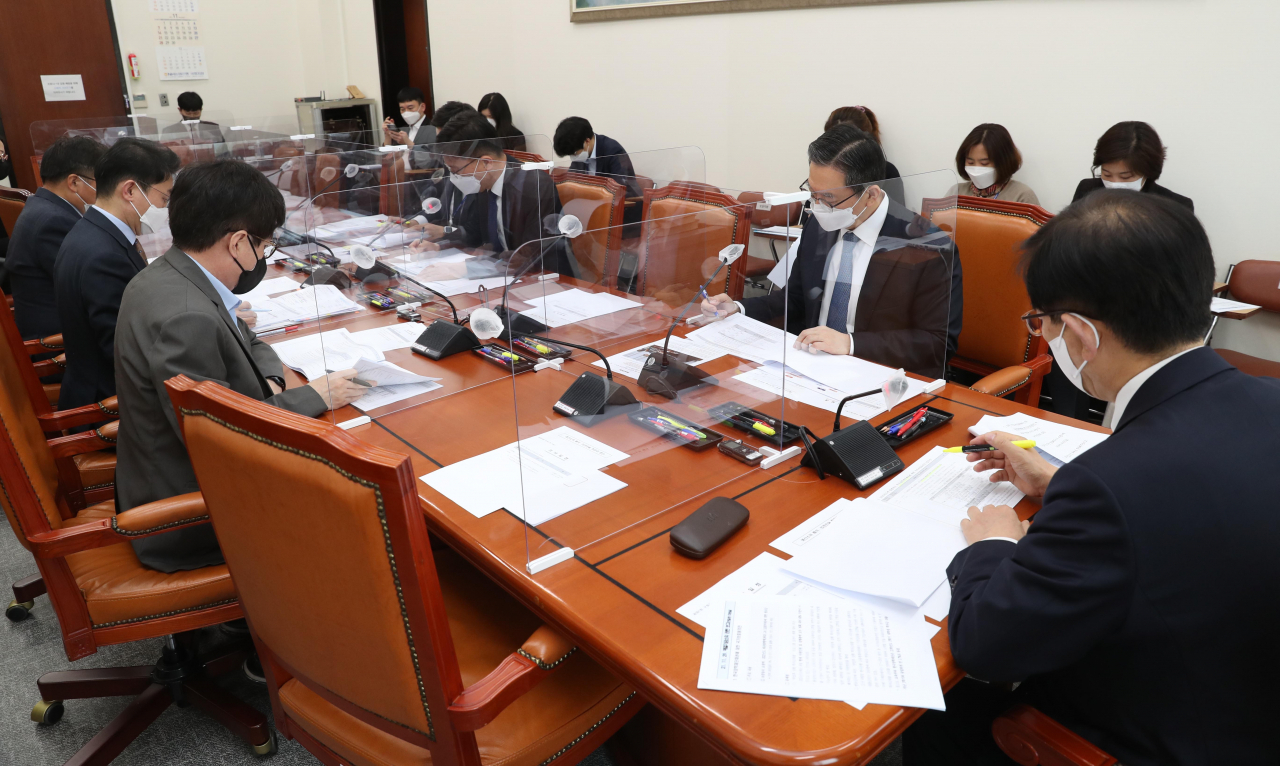 29일 국회에서 열린 기획재정위원회 예산결산기금심사소위원회에서 의원들이 안건을 심의하고 있다. [연합]
