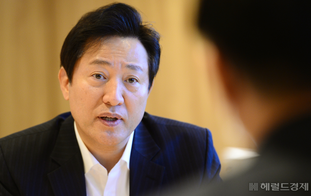 오세훈 서울시장이 25일 오전 서울시청 시장 집무실에서 본지와 인터뷰를 하고 있다. 이상섭 기자/babtong@heraldcorp.com