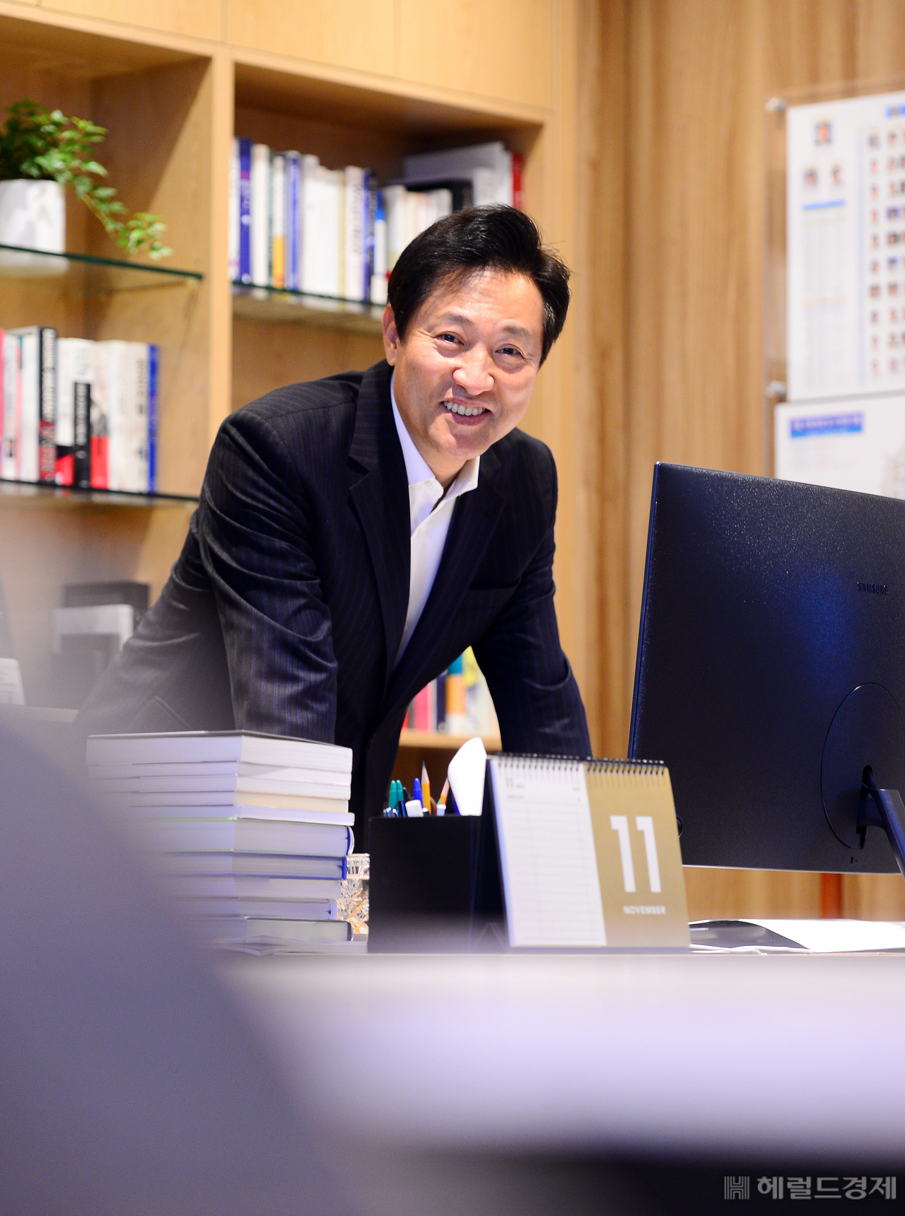 오세훈 서울시장이 25일 오전 서울시청 시장 집무실에서 본지와 인터뷰 직전 포즈를 취하고 있다. 이상섭 기자/babtong@heraldcorp.com