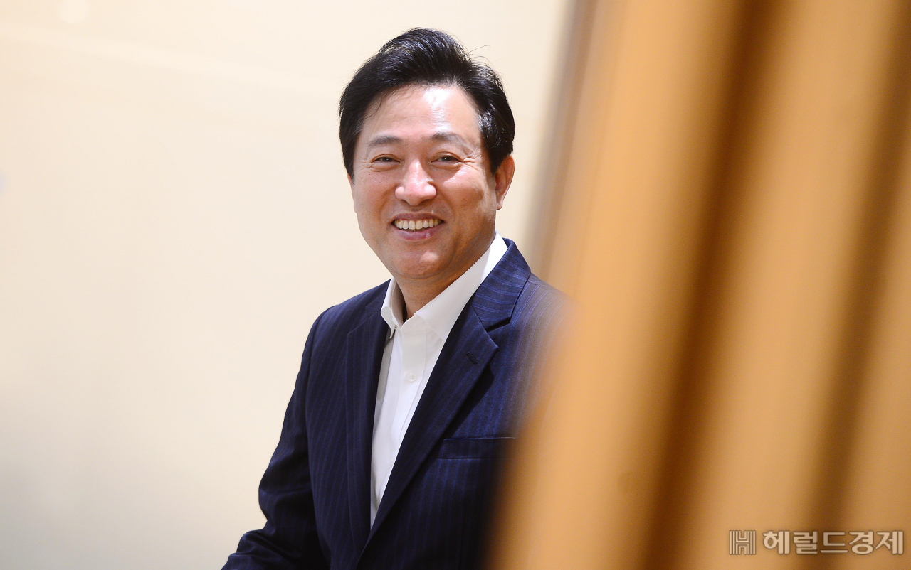 오세훈 서울시장이 25일 오전 서울시청 시장 집무실에서 본지와 인터뷰 직전 포즈를 취하고 있다. 이상섭 기자/babtong@heraldcorp.com
