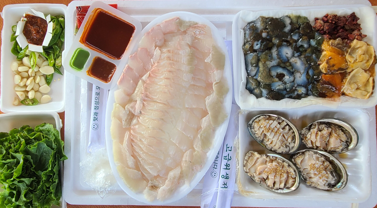 낚시는 손맛만 느끼고, 선상 낭만을 즐길 음식은 마량에서 싸가지고 낚시 배에 오른다.