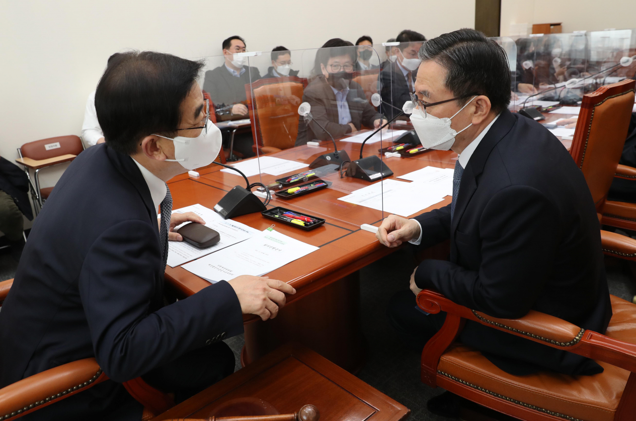 29일 국회에서 열린 기획재정위원회 예산결산기금심사소위원회에서 정일영 소위원장(왼쪽)과 정성호 위원이 이야기하고 있다. 연합뉴스