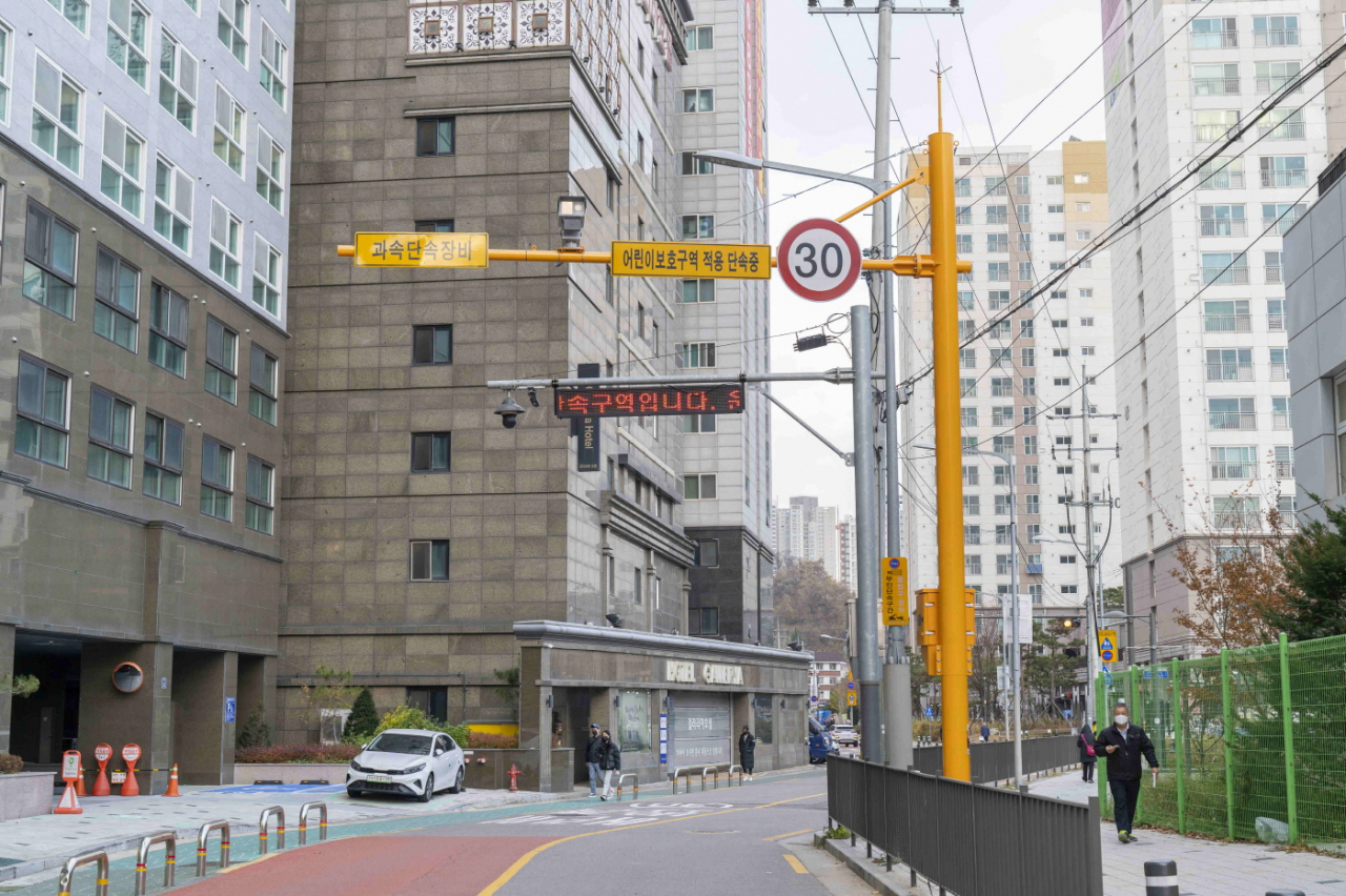 구로구 어린이보호구역에 설치된 무인교통단속장비. [구로구 제공]