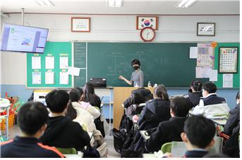 지난 25일 서울 한영중학교에서 이유진 공인회계사가 회계교육을 하고 있다. [한국공인회계사회 제공]