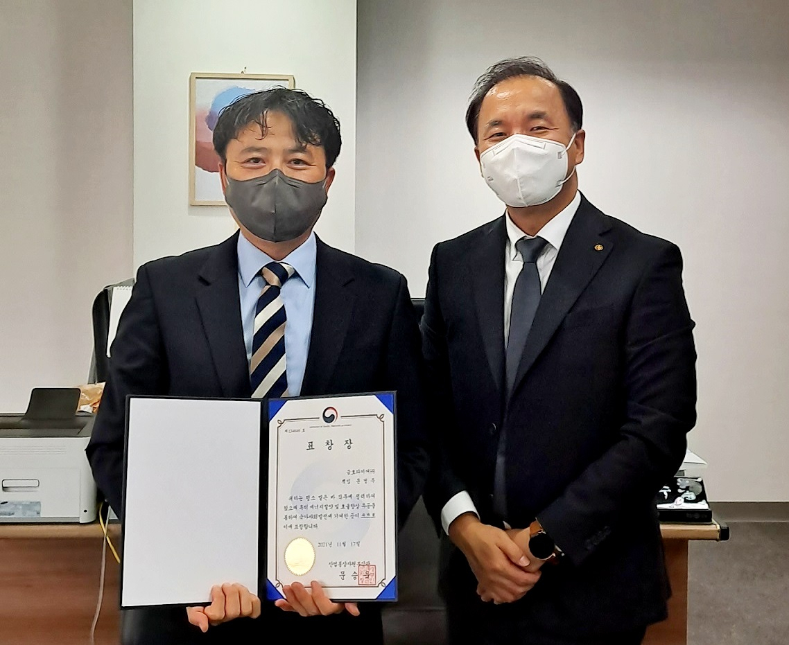 문정주 금호타이어 전략혁신팀 책임(왼쪽)이 지난 26일 한국에너지대상 산업통상자원부장관 표창을 수상한 후 김진수 한국에너지공단 서울지역본부장(오른쪽)과 기념촬영을 하고 있다.[금호타이어 제공]