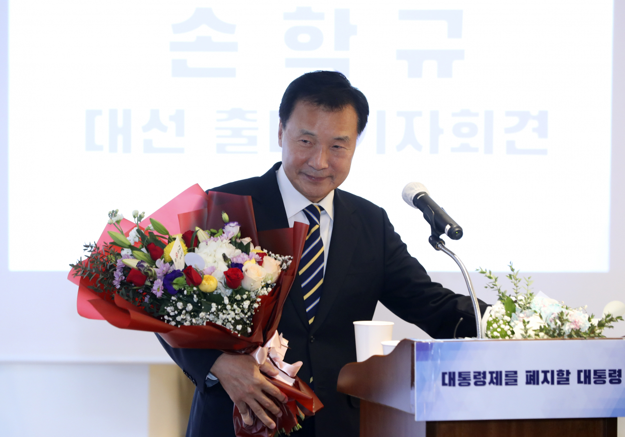 손학규 전 바른미래당 대표가 29일 서울 여의도 한 카페에서 제20대 대선 출마 선언을 마치고 꽃다발을 받고 있다. [연합]