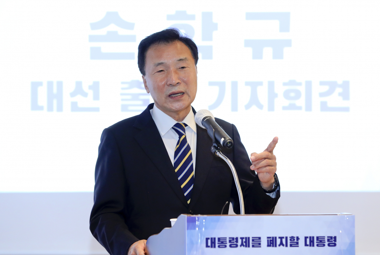손학규 전 바른미래당 대표가 29일 서울 여의도 한 카페에서 제20대 대선 출마 선언을 하고 있다. [연합]