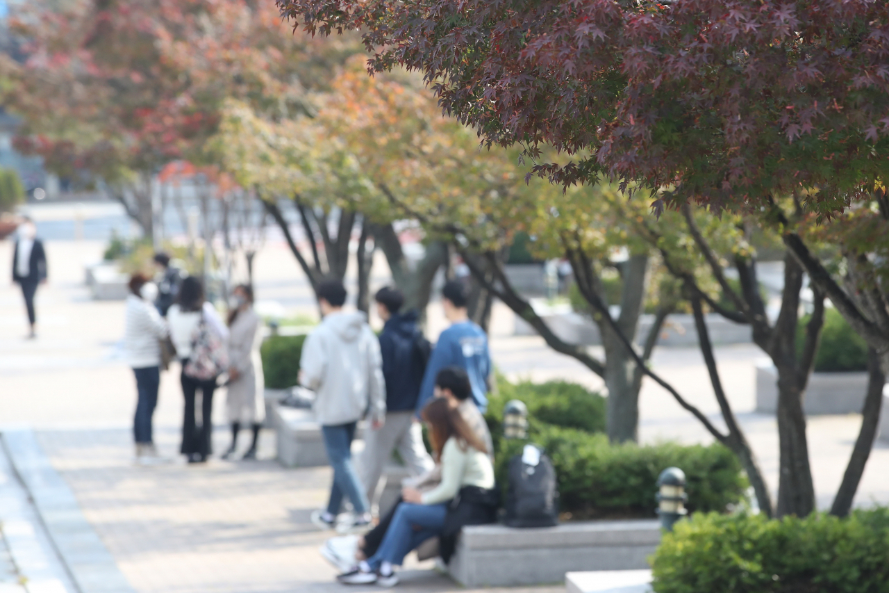 서울의 한 대학교 교정에서 학생과 교직원들이 휴식을 취하고 있다(사진은 기사 내용과 관련없음). [연합]