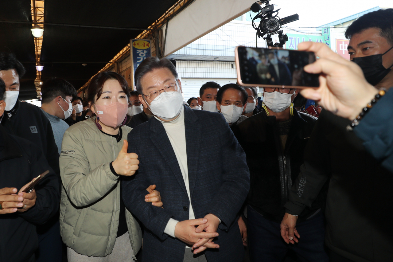 더불어민주당 이재명 대선 후보가 지난 29일 오후 전남 영광군 영광읍 영광터미널시장에서 지지자들과 함께 사진을 찍고 있다. [연합]