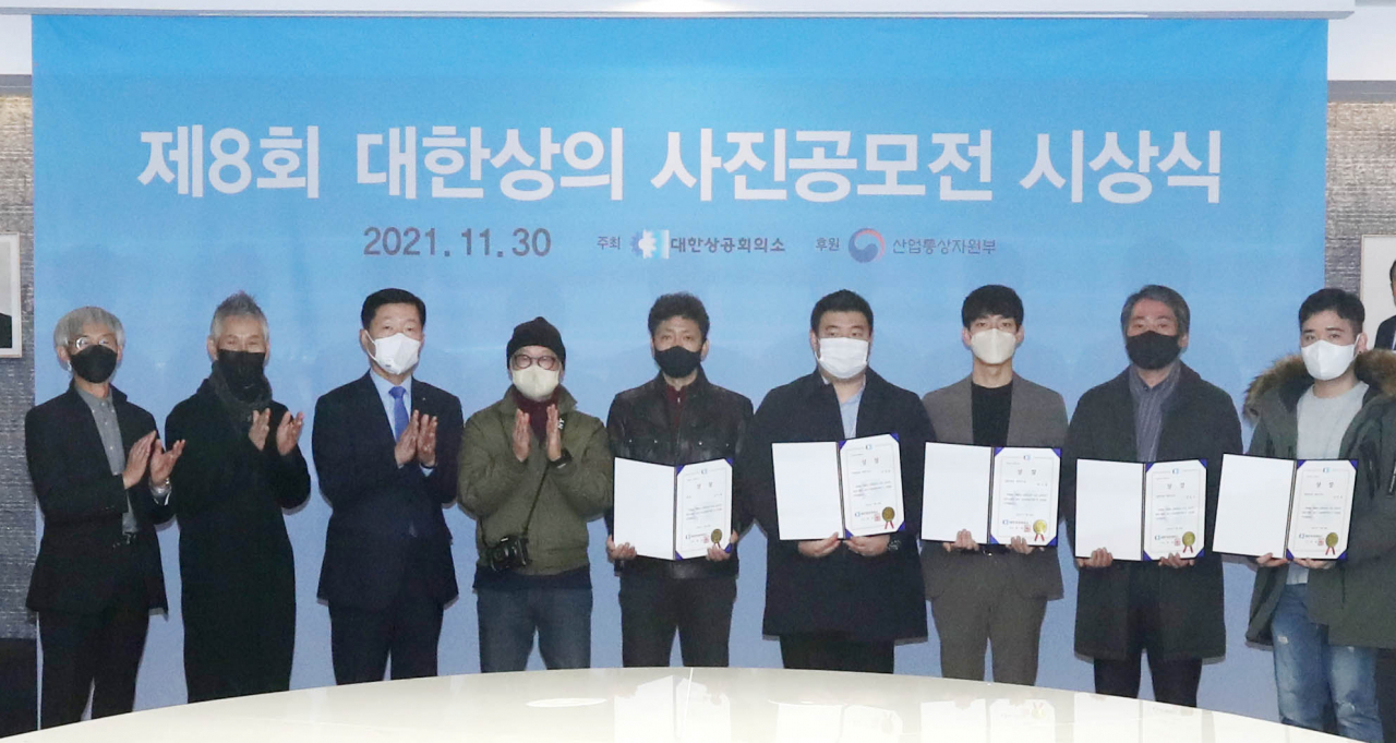 우태희(왼쪽 세 번째) 대한상의 상근부회장과 심사위원이 수상자들과 기념촬영을 하고 있다.[대한상의 제공]